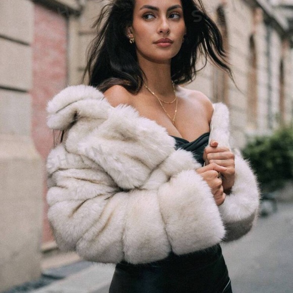 Carly Lawrence Anewsta Latest Fashion Faux Fur Collar Elegant Short Jacket - Picture 5 of 7